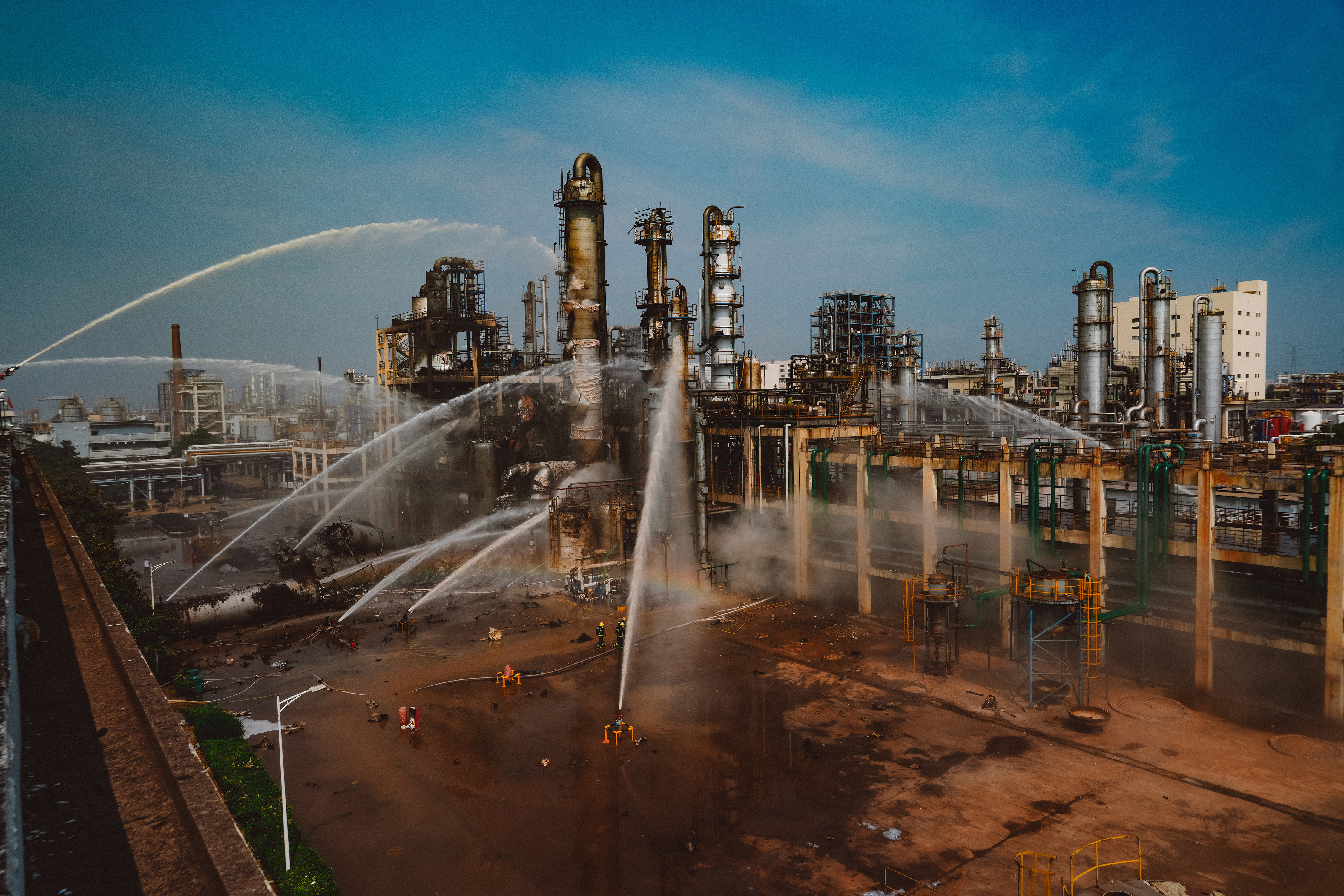 《危机下的鏖战》组照