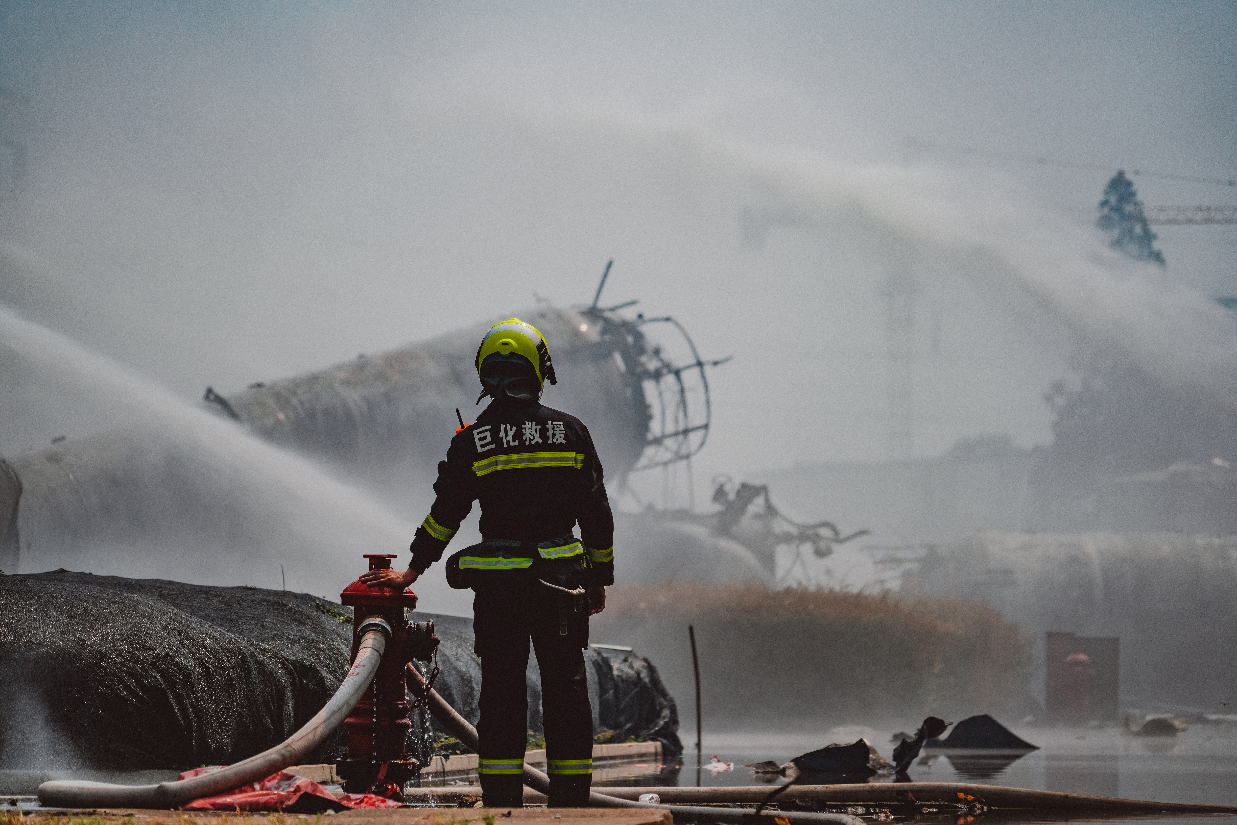 《危机下的鏖战》组照