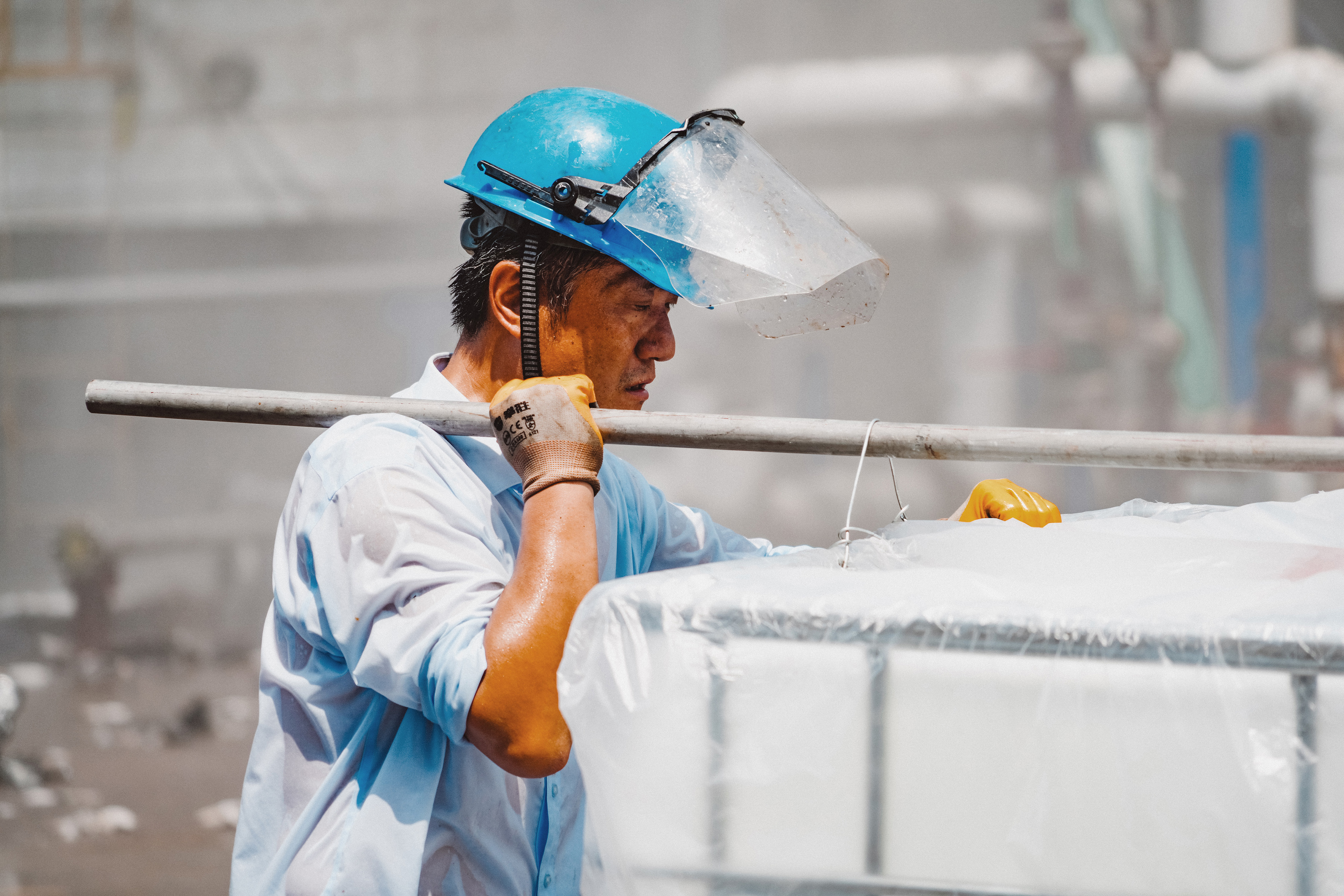 《危机下的鏖战》组照