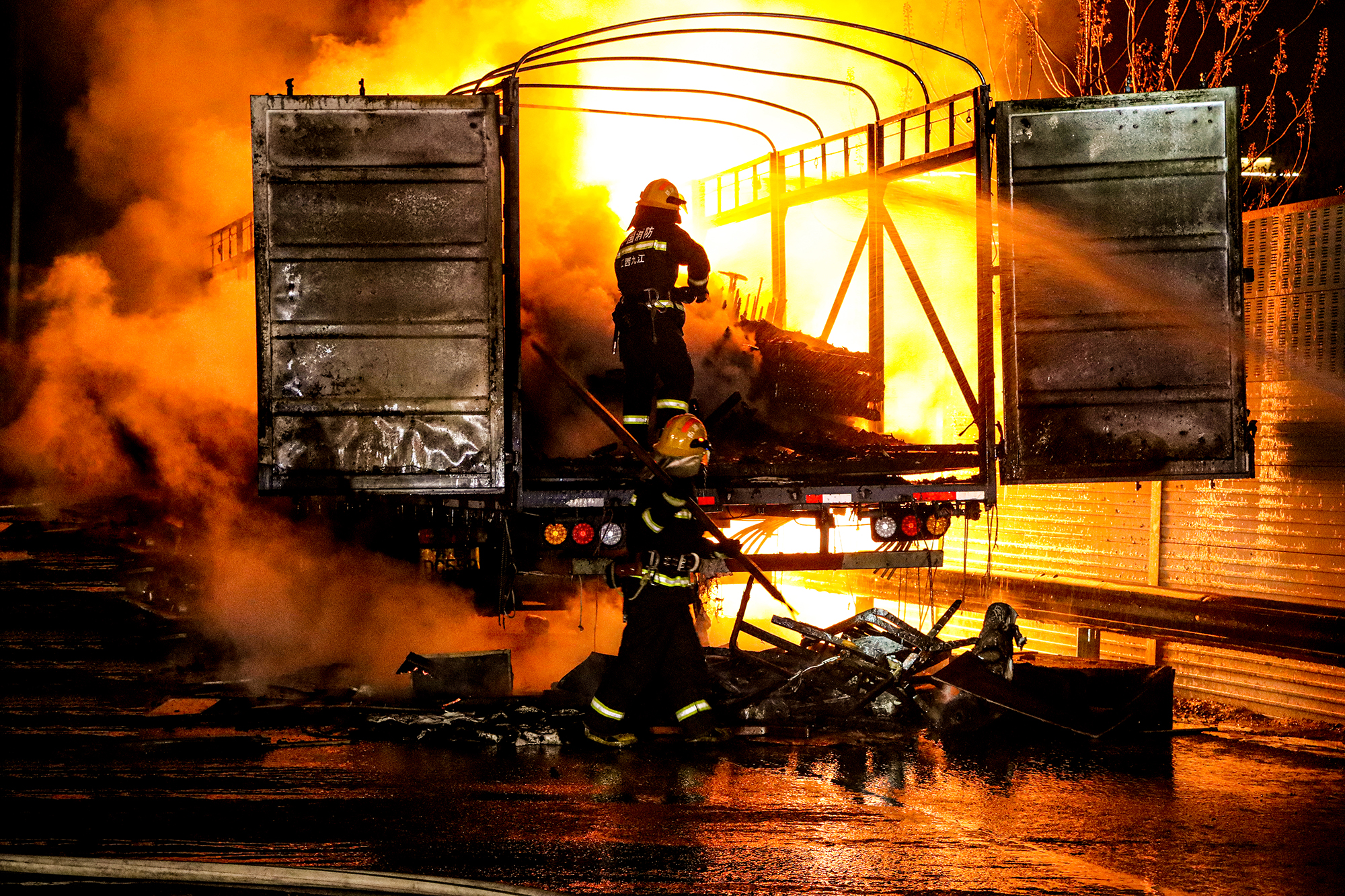 纸壳腾焰惊高速 火钩挑尽阴燃祸