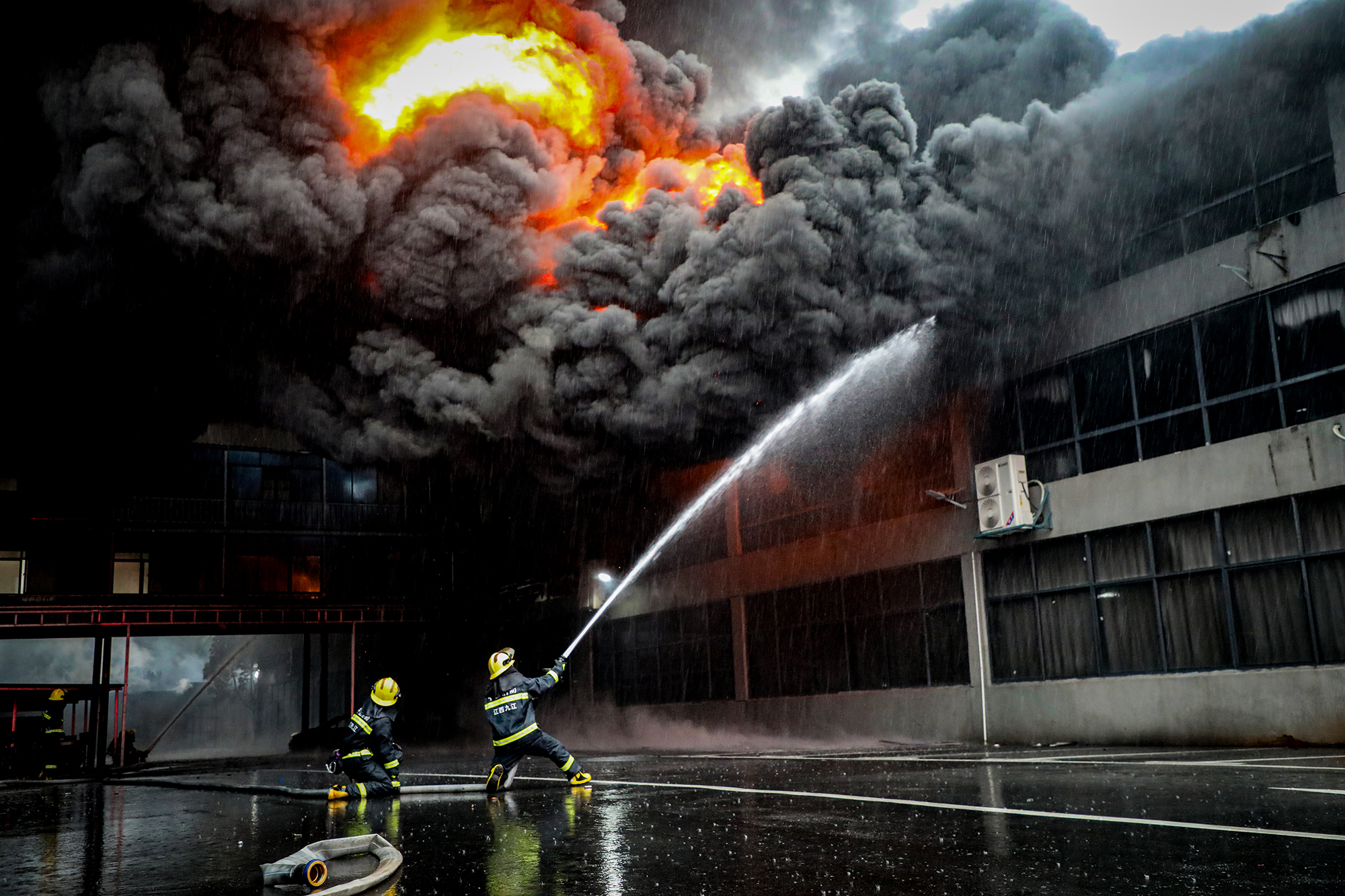 厂房发生大火 烈焰浓烟蔽日